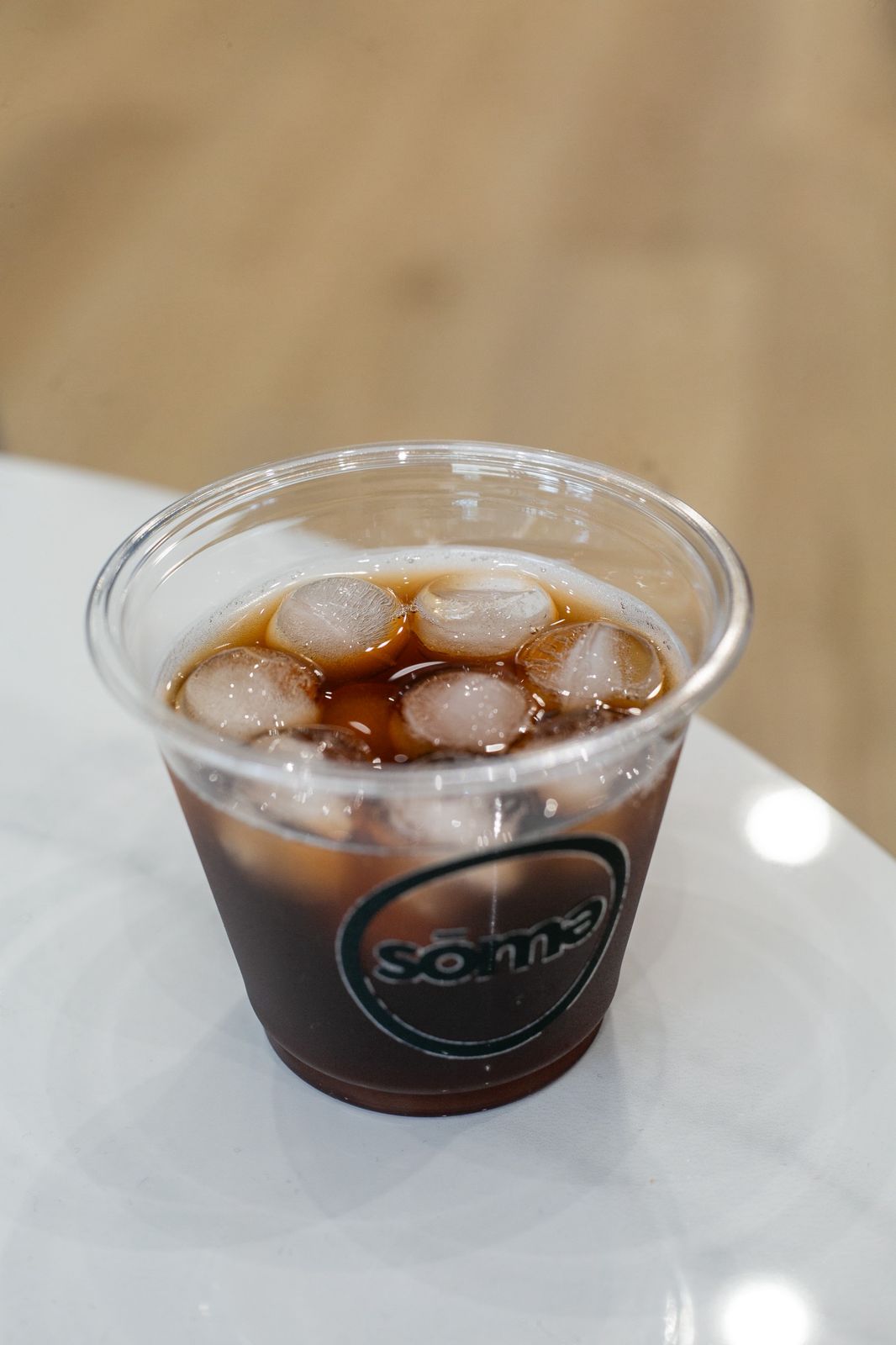 Café helado con logo sōmə