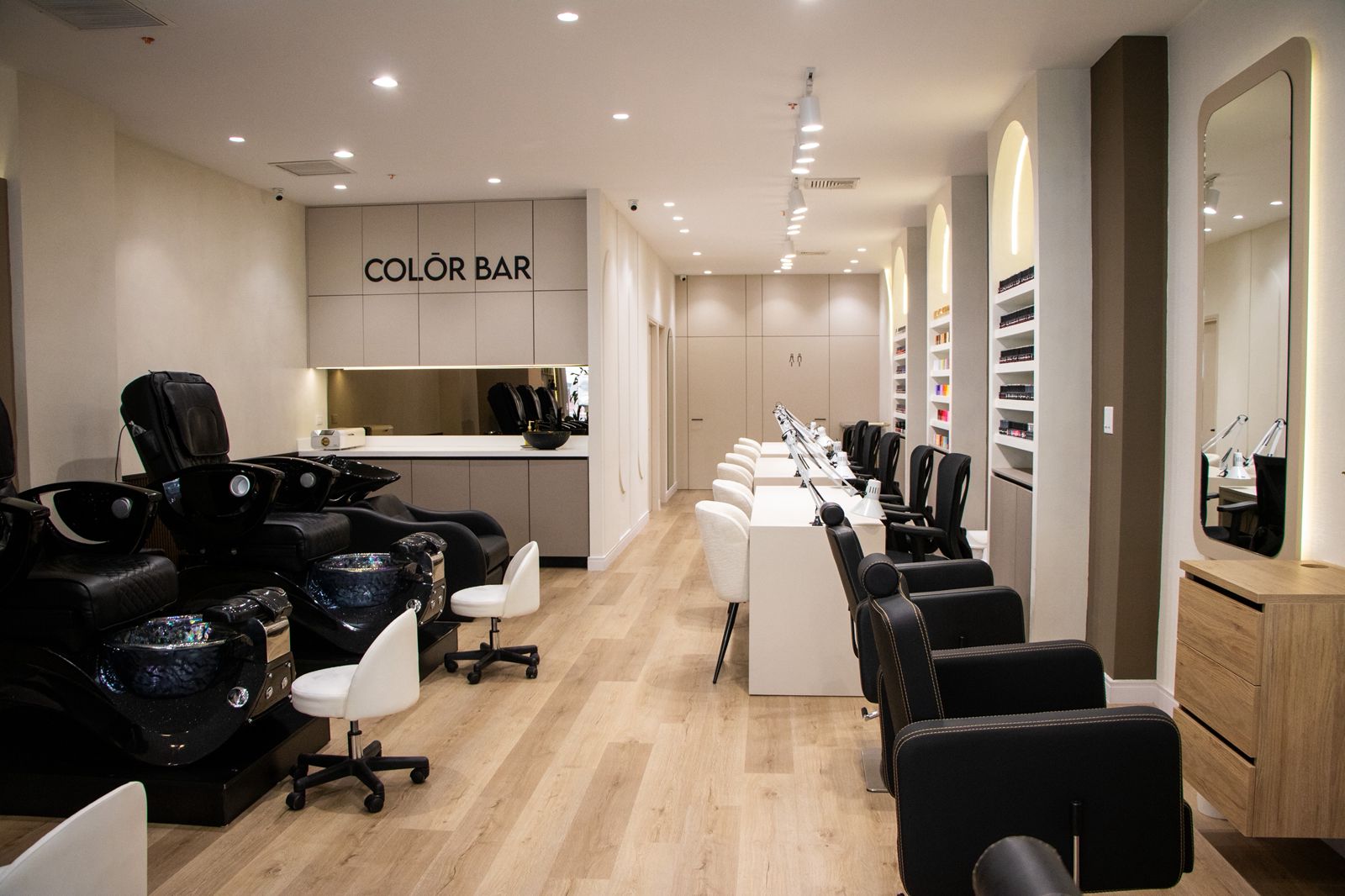 Color Bar y estaciones de uñas