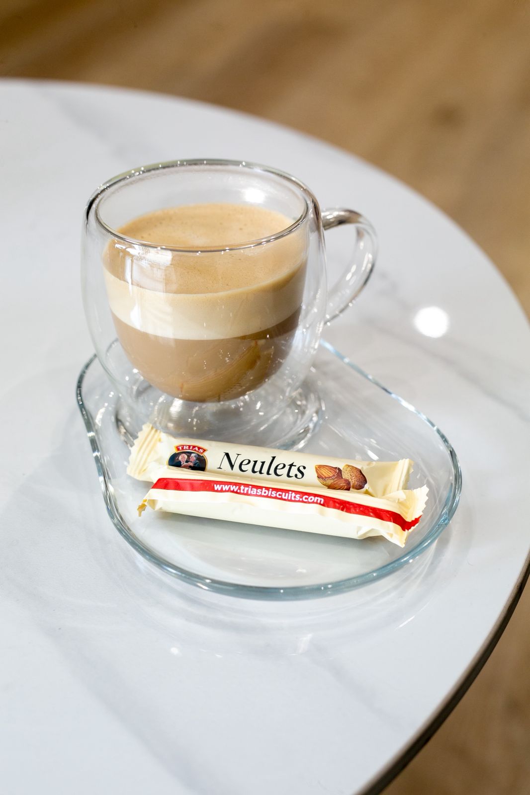 Espresso y galleta en mesa de mármol