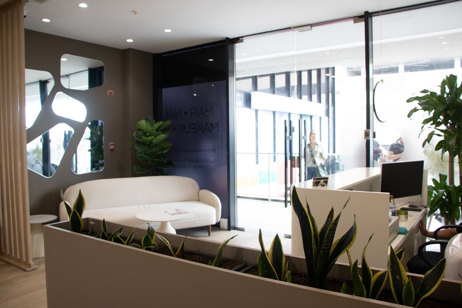 Área de recepción con sofá curvo